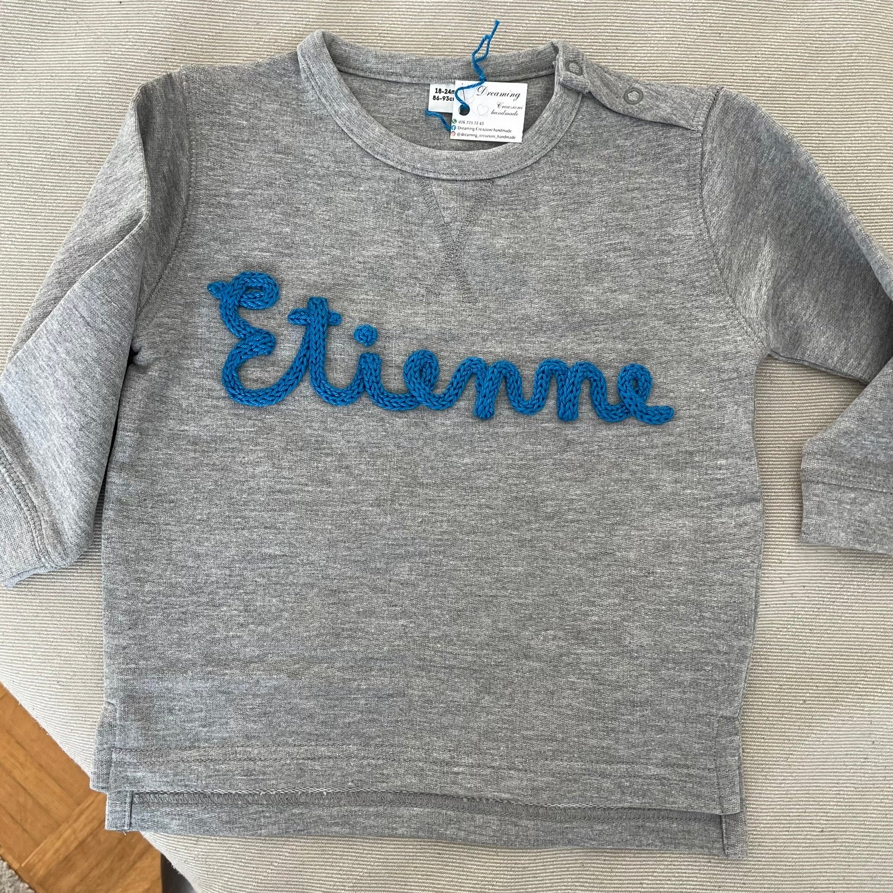 Personalizza: Felpa baby con nome in tricotin