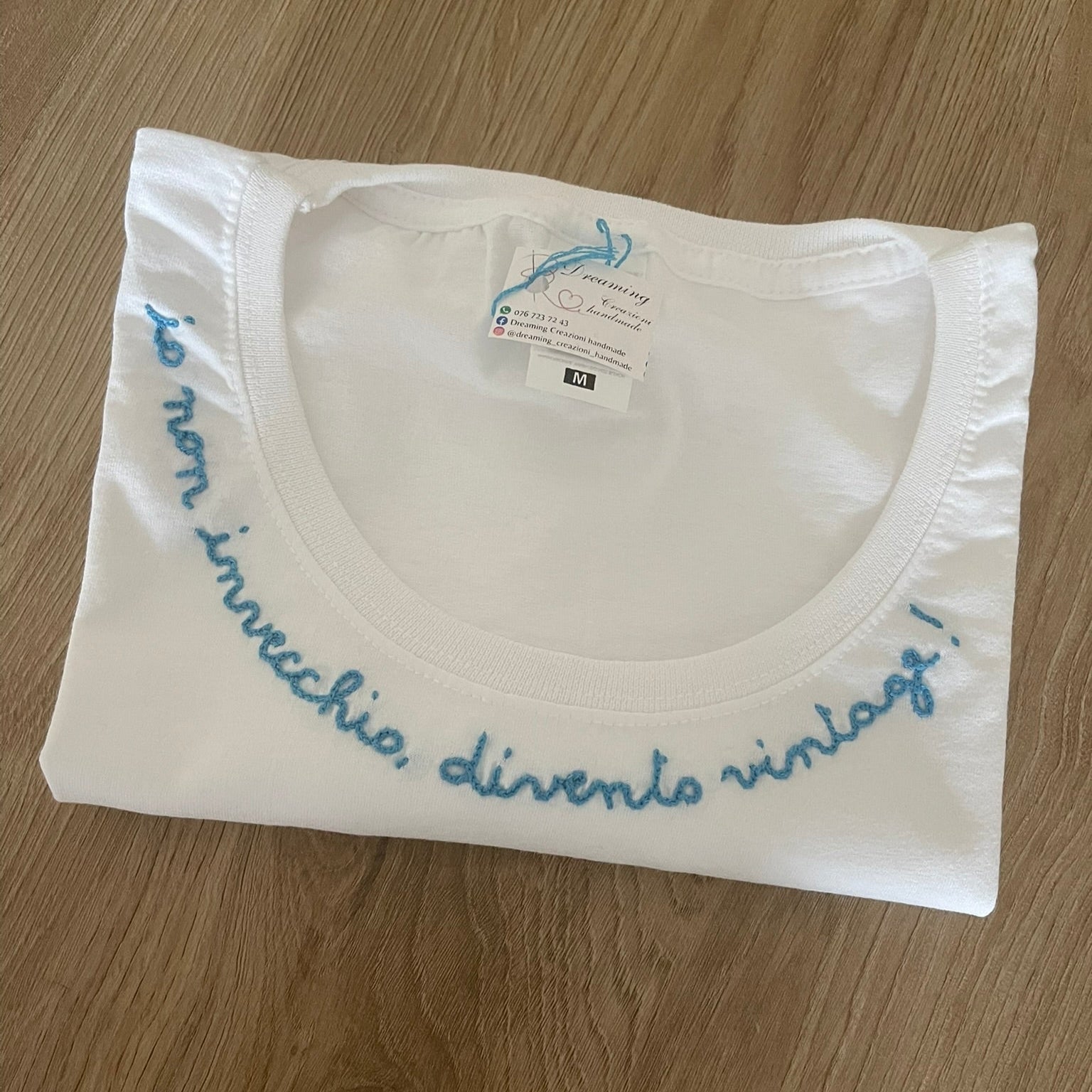 T-shirt donna con ricamo "Io non invecchio divento vintage!"