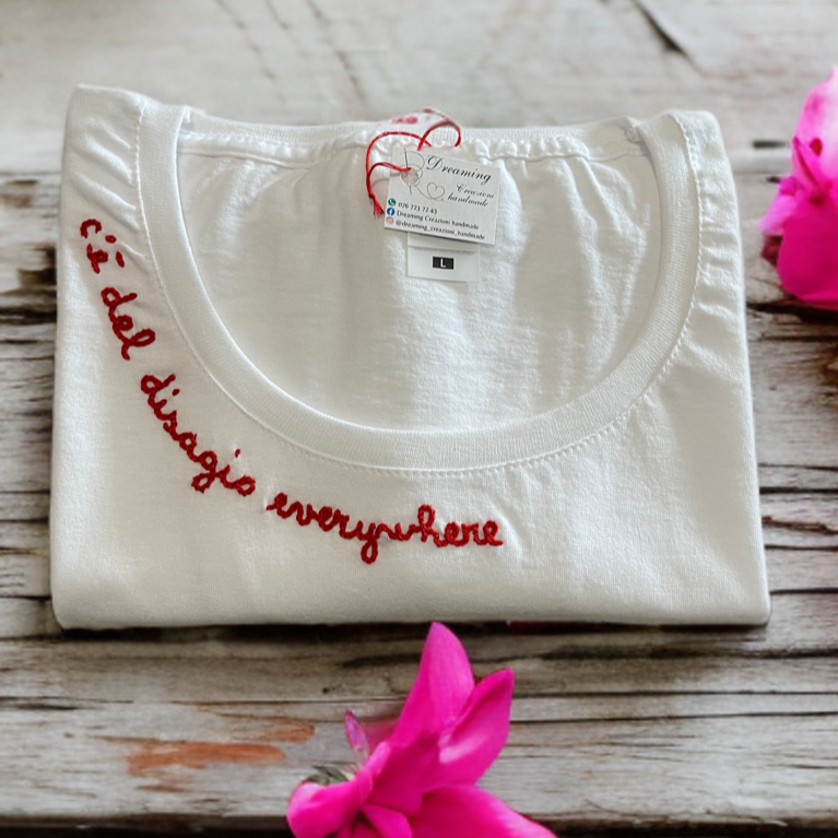 T-shirt donna con ricamo "C'è del disagio everywhere"