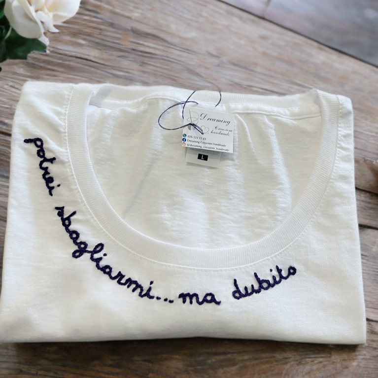 T-shirt donna con ricamo "Potrei sbagliarmi...ma dubito"