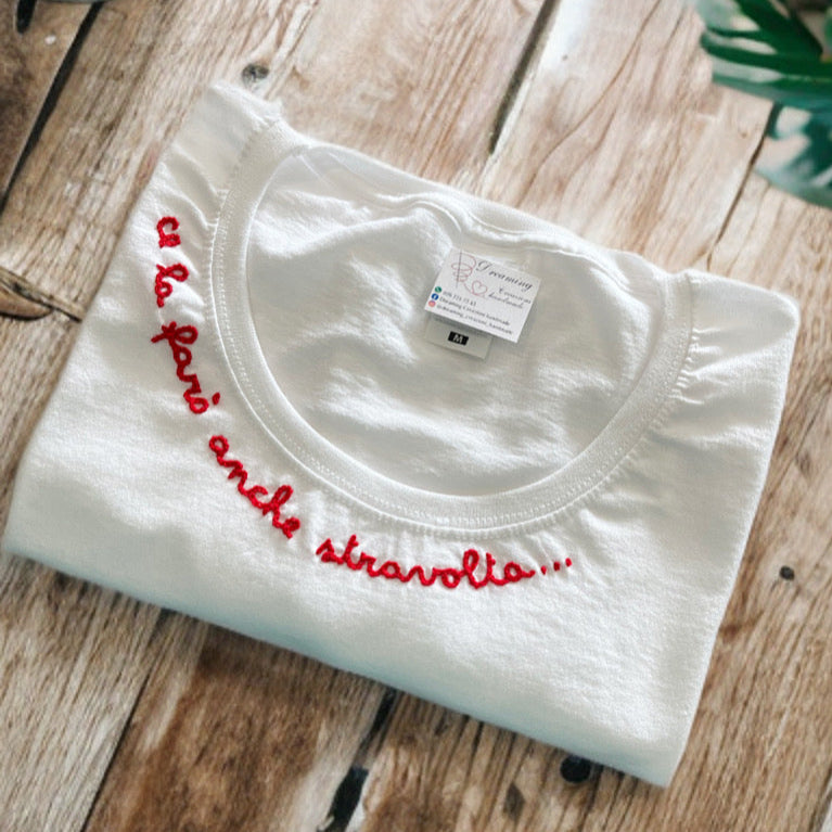 T-shirt donna con ricamo "Ce la farò anche stravolta"