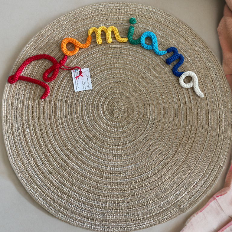 Tovaglietta sottopiatto tonda in paglia con nome multicolor