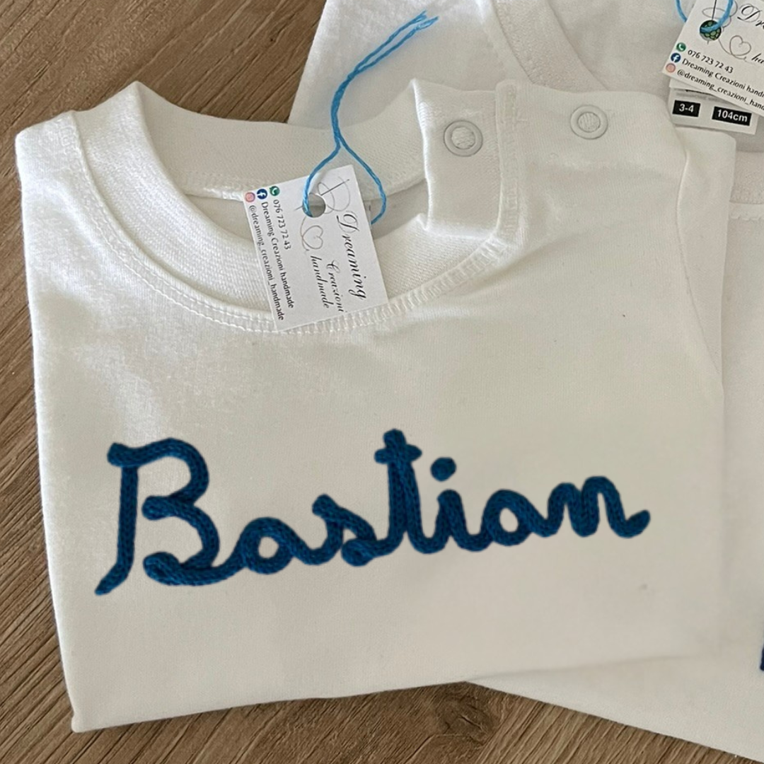 Personalizza: T-shirt baby con nome in tricotin